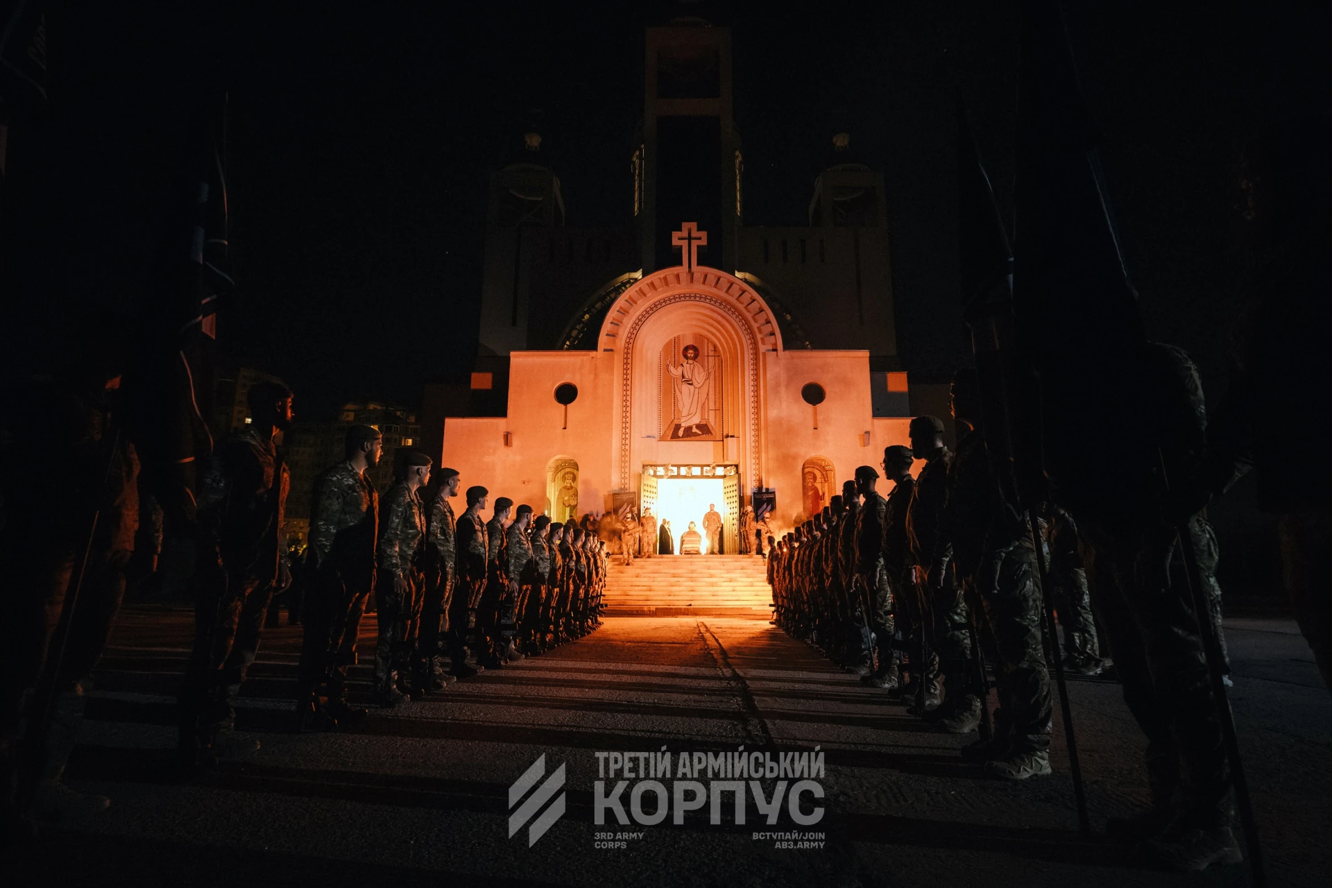Домовина з прахом полковника Євгена Коновальця на оригінальному бронеавтомобілі Austin часів Української революції біля