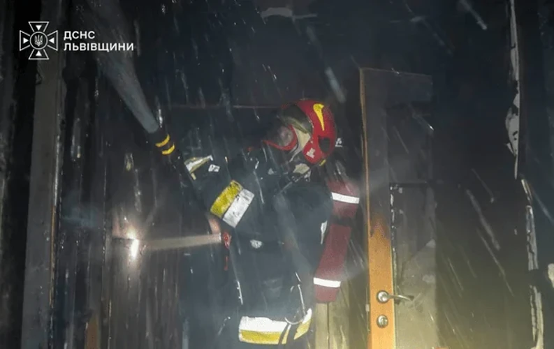 У Львові вибух батареї у квартирі: рятувальники вивели шістьох через вікна