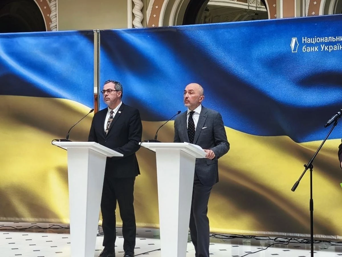 Андрій Пишний та Андрій Юраш представляють ідею випуску монети на честь Іоанна Павла ІІ