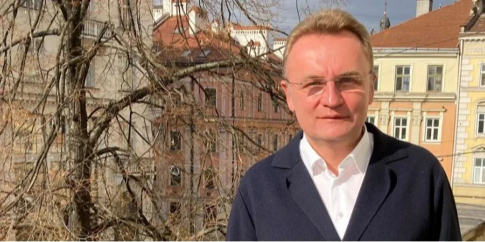 Плати з мікросхемами і проводами з антеню та SIM-картою, виявлені в службовому авто Садового