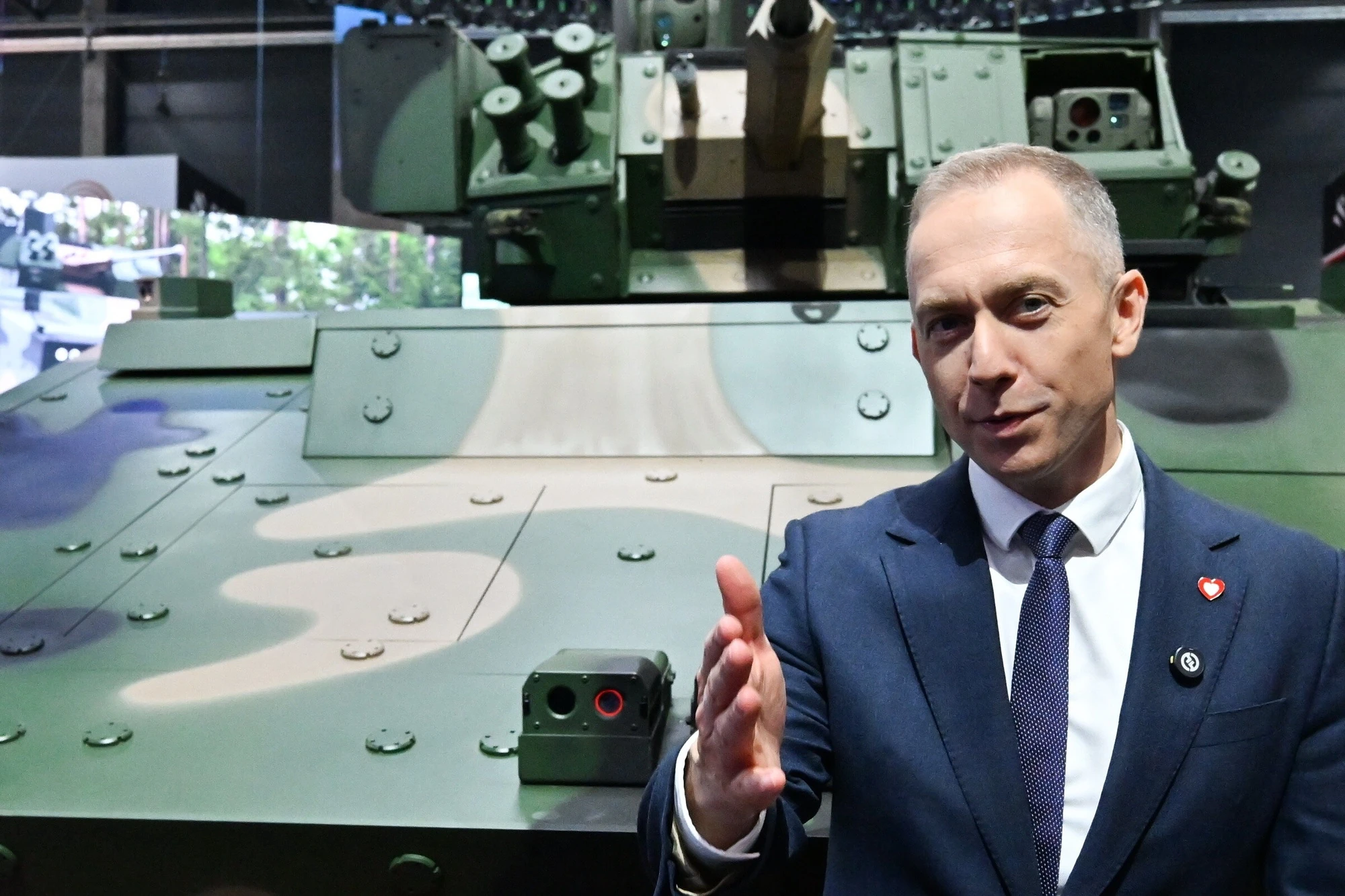 Польський винищувач супроводжує повітряну ціль над територією Польщі, ілюструючи нову радарну процедуру ідентифікації