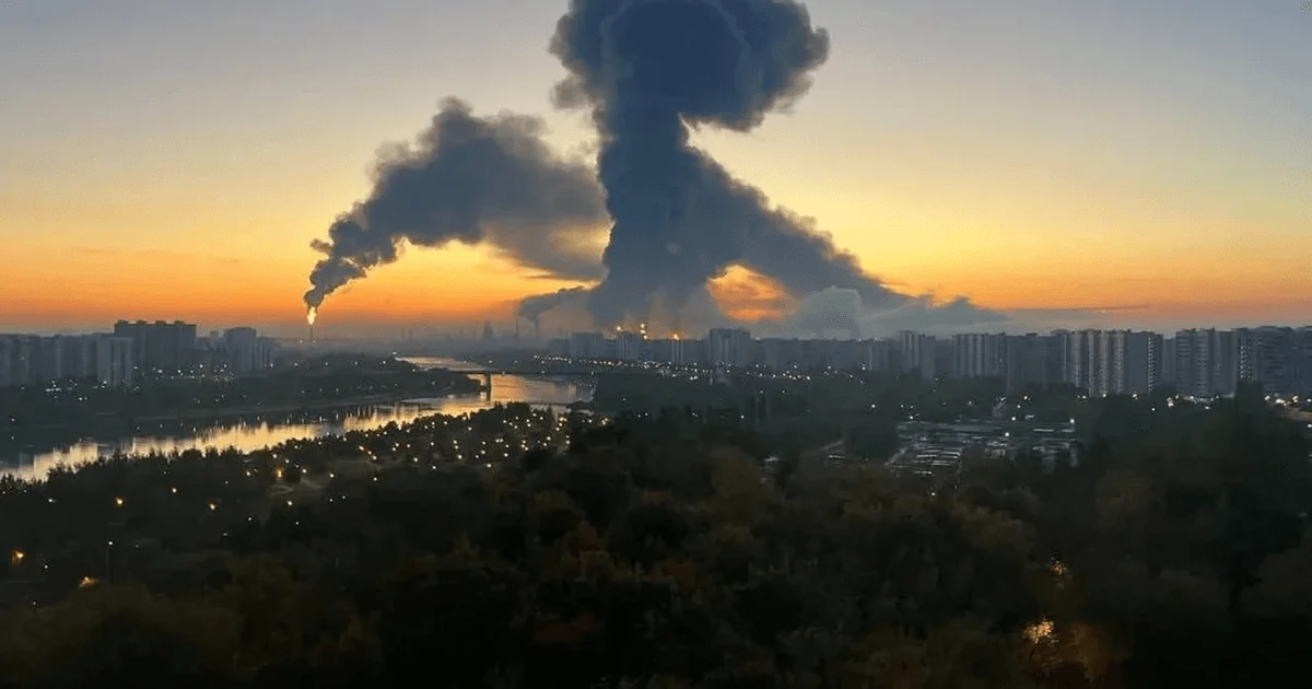 Дим над Московським НПЗ у районі Капотня після атаки безпілотників