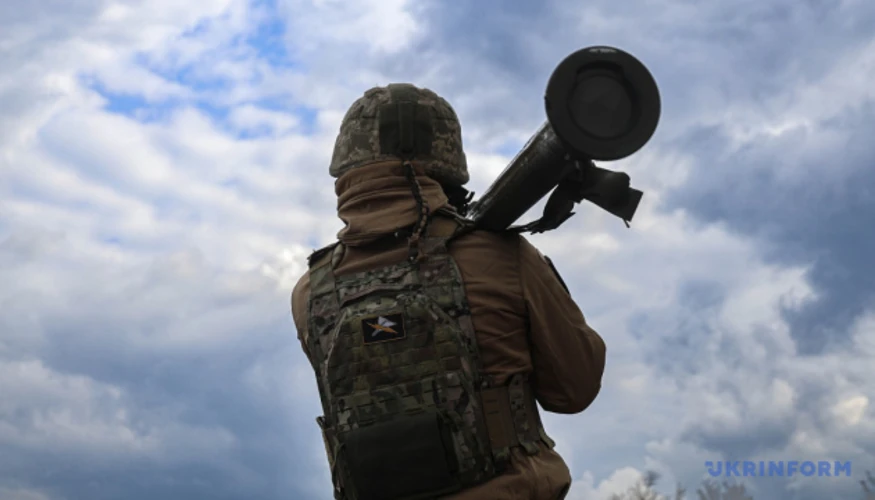 Рятувальники працюють на місці удару у Вишгороді після атаки 30 вересня