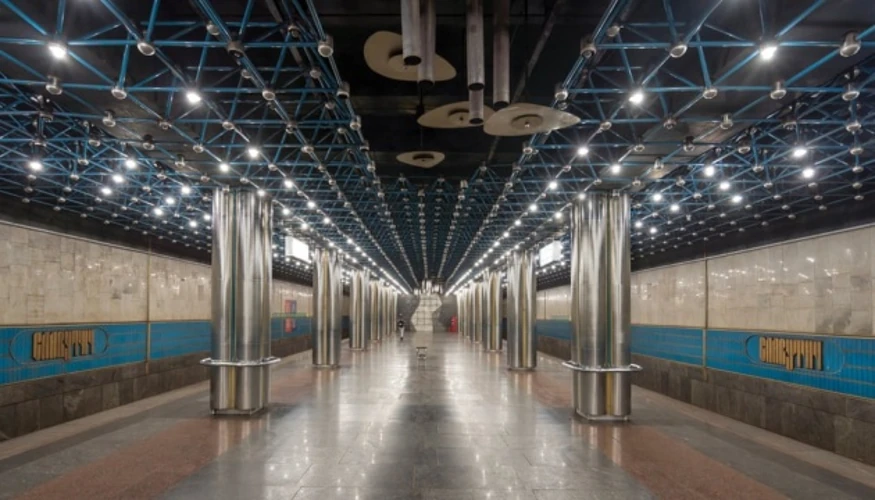 Поїзди зеленої лінії метро на Південному мості